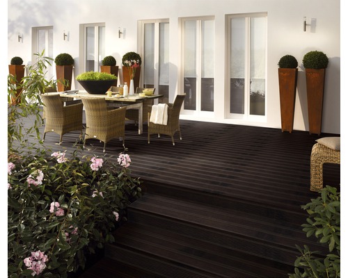 Terrasse mit Terrassendielen, Tisch und Stühlen