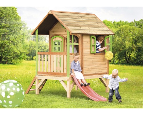 Cabane de jeu en bois avec toboggan et enfants jouant dans le jardin