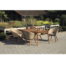 Ensemble de jardin avec table en bois et chaises en rotin à l''extérieur