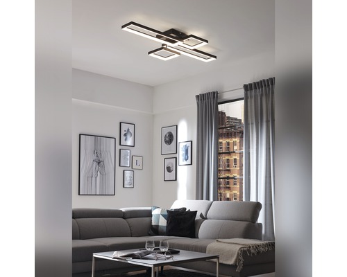 Salon moderne avec canapé gris et plafonnier géométrique