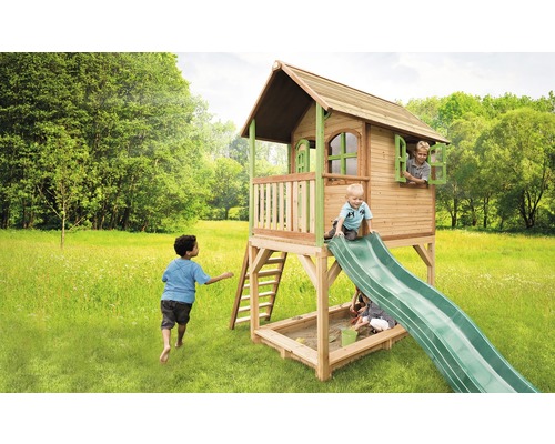 Cabane de jeu en bois avec toboggan et bac à sable pour enfants dans le jardin.