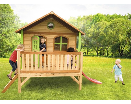 Cabane de jeu en bois avec toboggan et enfants dans le jardin