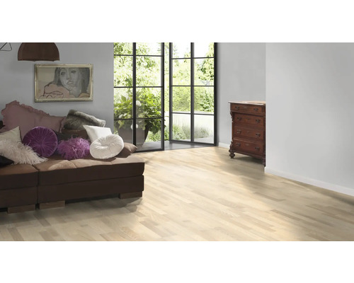 Heller Raum mit Holzboden, Sofa und Kommode