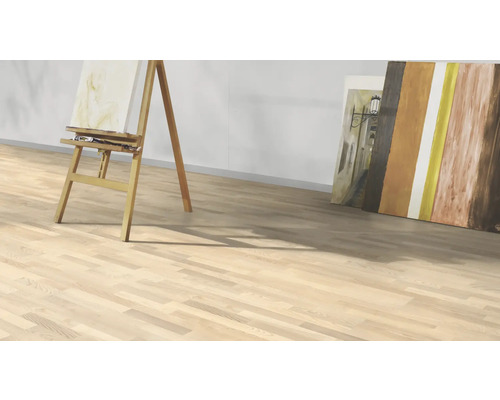 Heller Holzboden mit Staffelei und Leinwänden