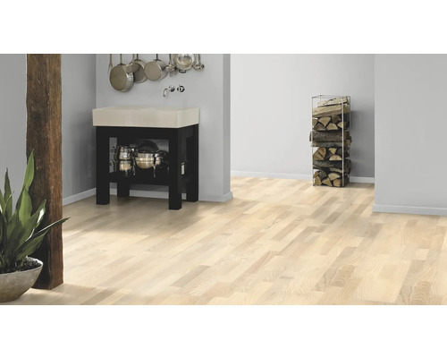 Heller Holzboden in einem Zimmer mit Küchenutensilien und Brennholz