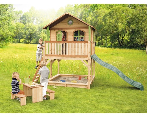 Aire de jeux avec cabane, bac à sable, toboggan et table de pique-nique dans le jardin