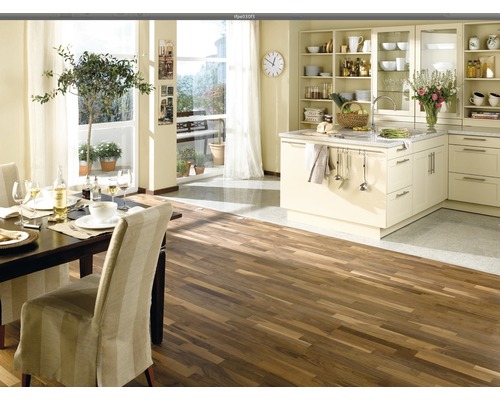 Salle à manger lumineuse avec parquet, table à manger, chaises et îlot de cuisine