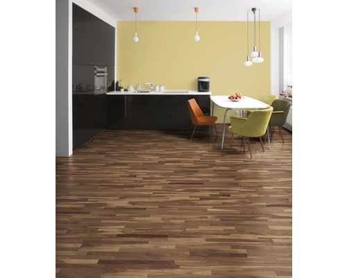 Cuisine moderne avec plancher en bois, table à manger et chaises