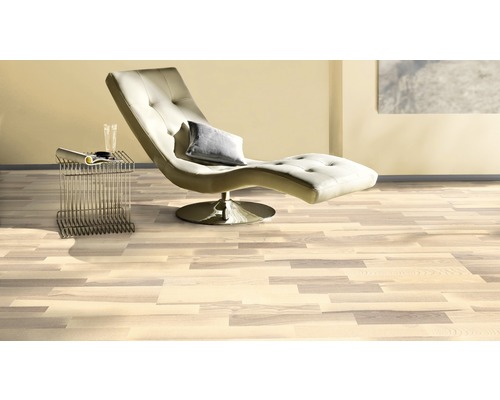 Salon avec sol stratifié, chaise longue et table d''appoint