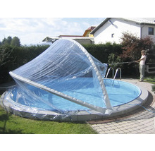 Rundes Schwimmbecken mit transparenter Poolüberdachung im Garten.