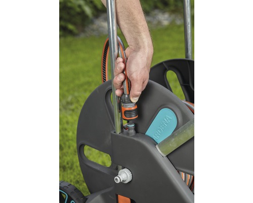 Raccordement d''un tuyau d''arrosage à un dévidoir