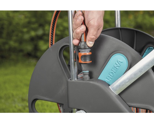 Tuyau d''arrosage fixé au chariot à tuyau