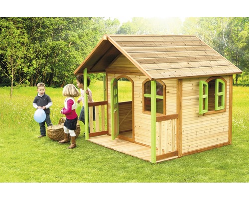 Maison de jeu en bois avec véranda, porte et fenêtres dans le jardin