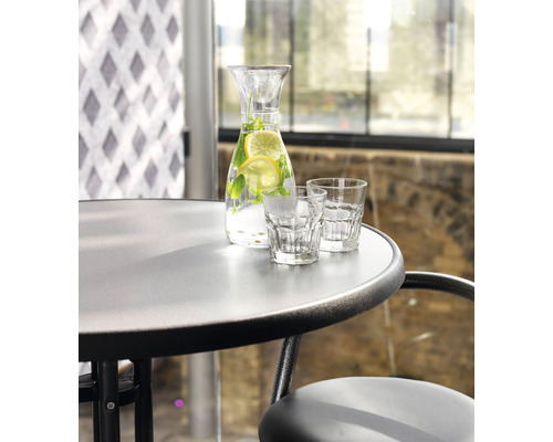 Karaffe und Gläser auf Bistrotisch