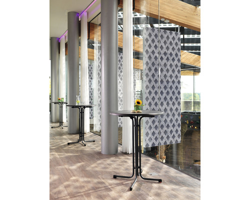 Stehtische in einem hellen Raum mit großen Fenstern und Säulen