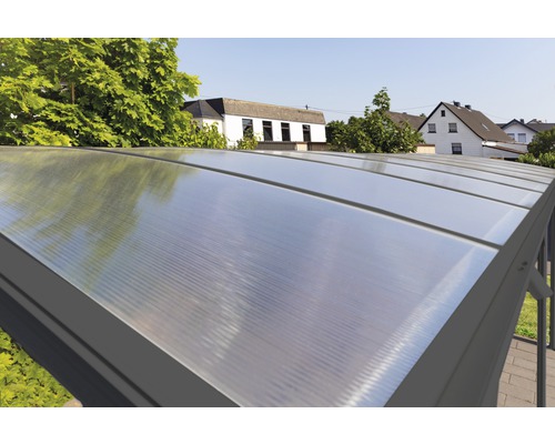 Nahaufnahme eines Carportdachs mit transparenten Paneelen