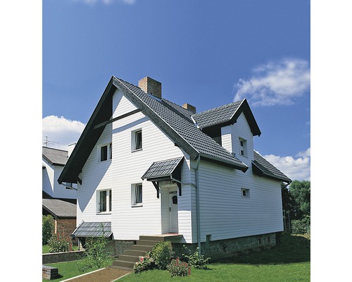 Maison individuelle avec revêtement de façade, toit à deux pans et escalier en pierre