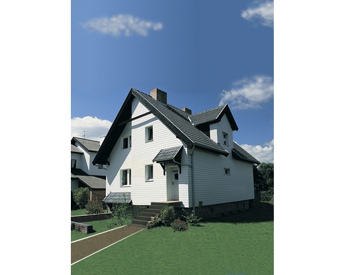 Haus mit Fassadenverkleidung und Garten