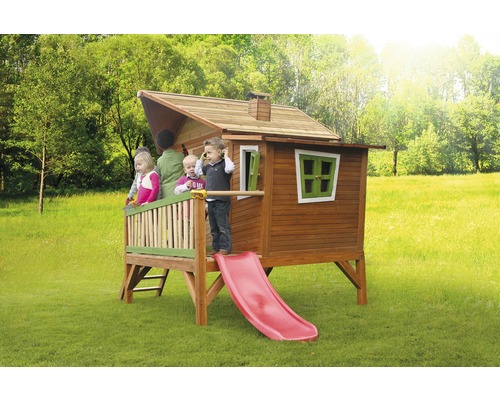 Cabane de jeu en bois avec toboggan dans le jardin avec des enfants qui jouent