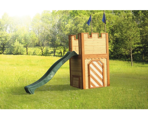 Château en bois avec toboggan et enfants jouant dans le jardin.