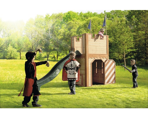 Tour de jeu avec toboggan dans le jardin, les enfants jouent au chevalier