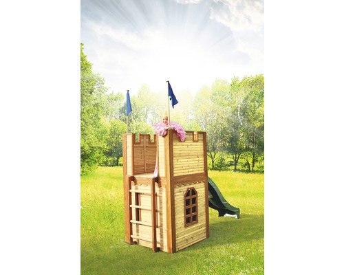 Tour de jeu avec toboggan en bois dans le jardin