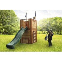 Kind auf einem Spielturm mit Rutsche und Fahnen im Garten