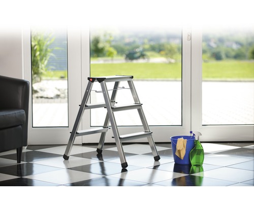 Aluminium Klapptritt mit Reinigungsutensilien auf Schachbrettmusterboden