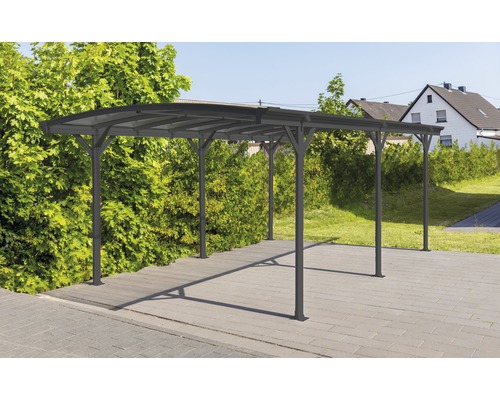Carport autoportant en aluminium et polycarbonate dans le jardin.