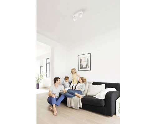 Scène d''un salon avec une famille sous un plafonnier à deux spots.