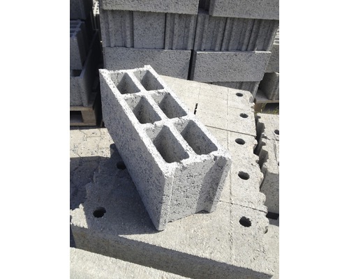 Grauer Betonblock mit Hohlräumen
