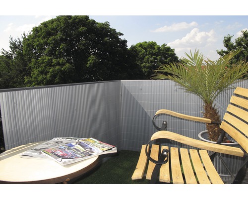 Balkon mit Sichtschutz, Tisch, Zeitschriften, Stuhl und Pflanze