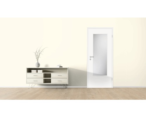 Pièce lumineuse avec commode et porte intérieure avec insert en verre