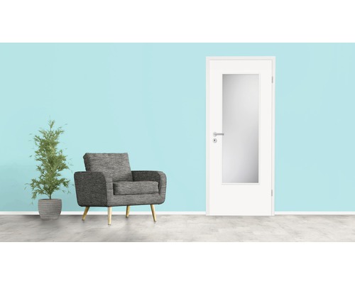 Pièce lumineuse avec porte, fauteuil et plante en pot