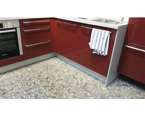 Cuisine avec four intégré, évier, serviette et sol en galets