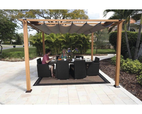 Pergola en bois avec toit en tissu, table à manger et chaises dans le jardin.