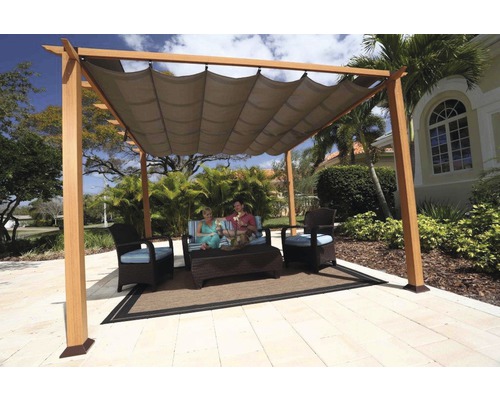 Pergola en bois avec voile d''ombrage et coin salon dans le jardin