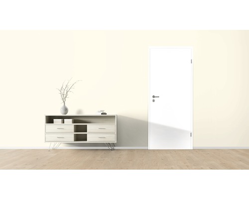 Intérieur avec commode et porte blanche