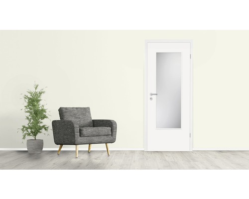 Vue d''une pièce avec fauteuil, plante et porte intérieure avec insert en verre