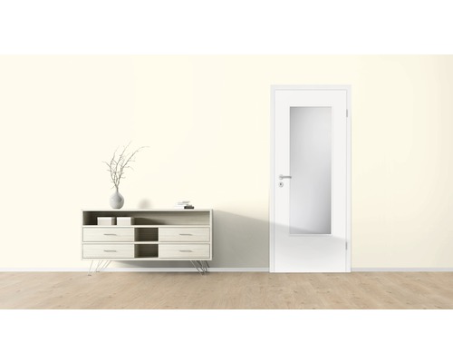 Scène avec commode et porte intérieure avec insert en verre