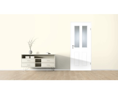 Pièce lumineuse avec commode, décoration et porte blanche avec insert en verre