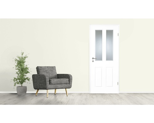 Salon avec fauteuil, plante d''intérieur et porte intérieure