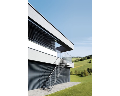 Modernes Haus mit Aussenjalousien und Metalltreppe