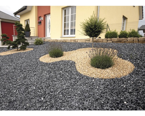 Dekorativer Vorgarten mit Zierkies und Pflanzen