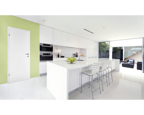 Cuisine moderne et lumineuse avec îlot de cuisine, chaises et porte intérieure