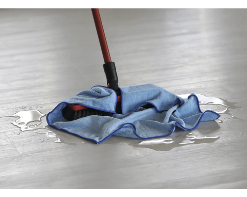 Serpillère avec housse bleue essuyant de l''eau sur un sol