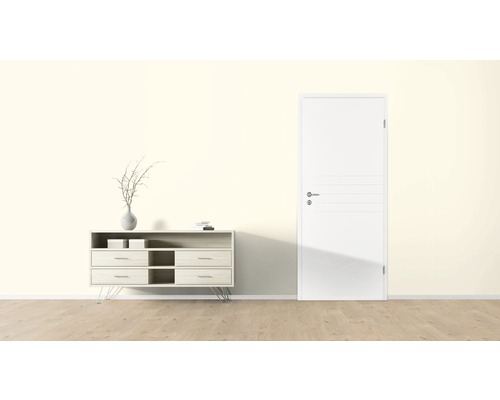 Innenraum mit Kommode, Dekoration und weisser Innentür