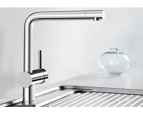 Robinet de cuisine en métal sur évier