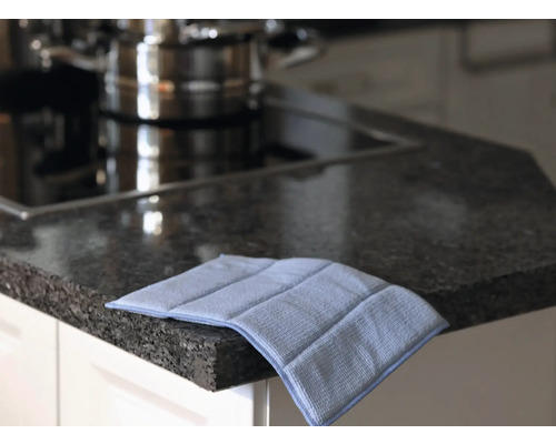 Une table de cuisine avec un chiffon en microfibre