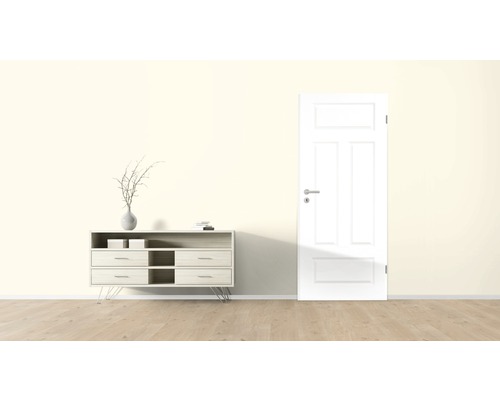 Pièce claire avec commode, décoration et porte intérieure blanche